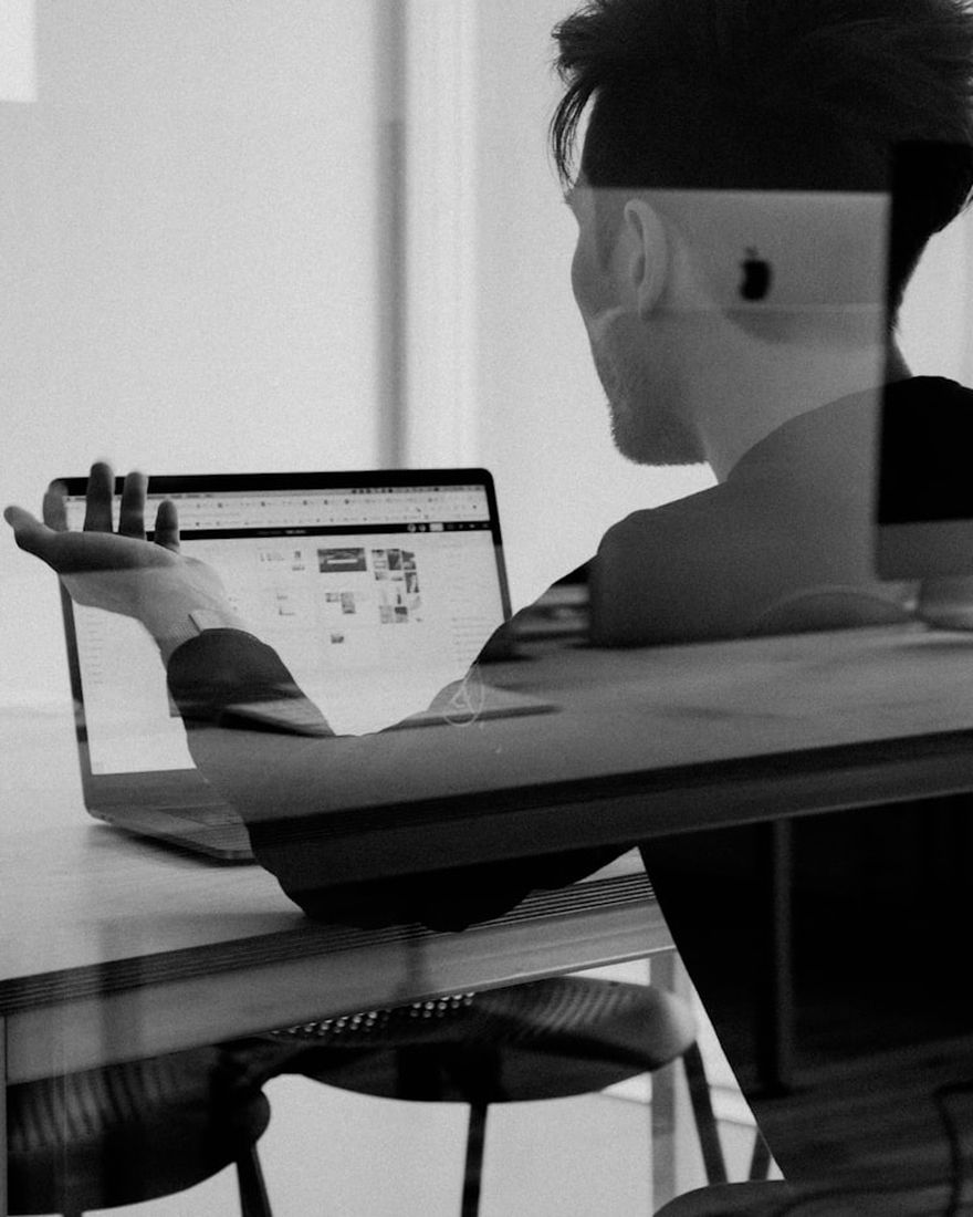 Consultant travaillant sur un ordinateur portable dans un espace de travail moderne